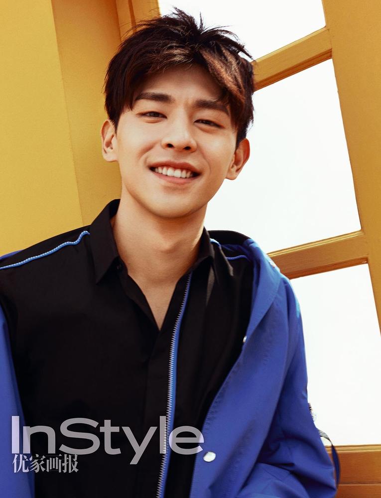 邓伦微笑高清壁纸图片