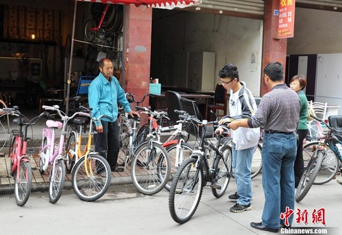 组图:高位瘫痪女孩的古筝梦 修车铺里自学古筝