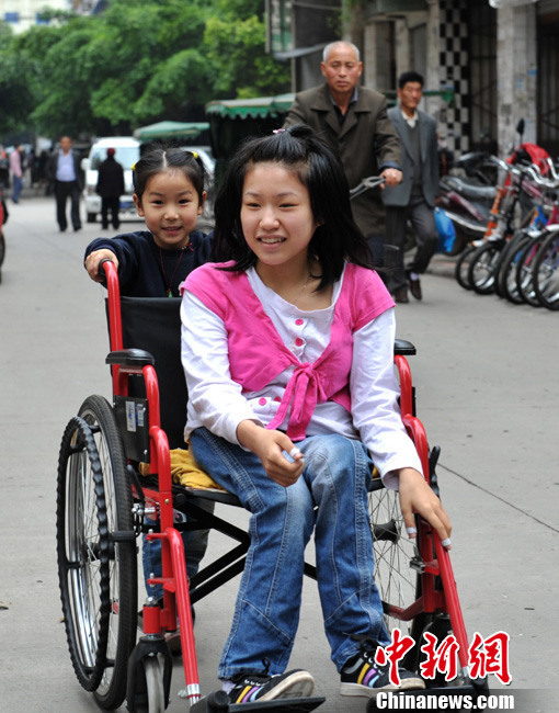 高位瘫痪女孩的古筝梦:修车铺里自学古筝_教育