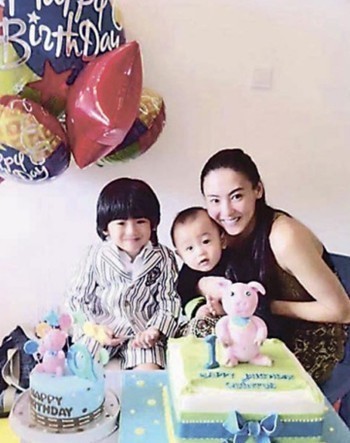 组图:lucas探班<em>柏芝</em> 与林妙可嬉戏开心玩秋千_