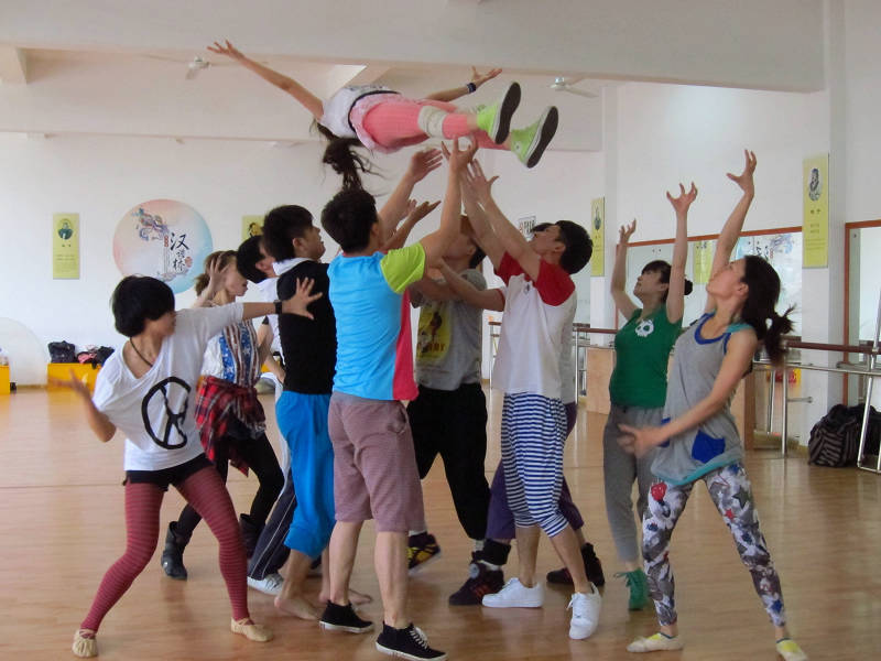 组图:张馨予 舞动 太空步 狼人桥段再现mj经典_