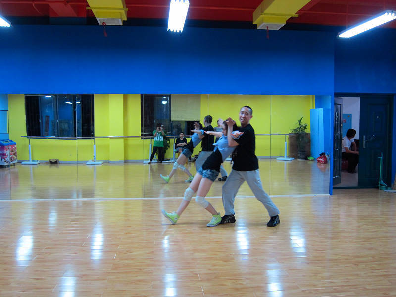 组图:张馨予 舞动 太空步 狼人桥段再现MJ经典