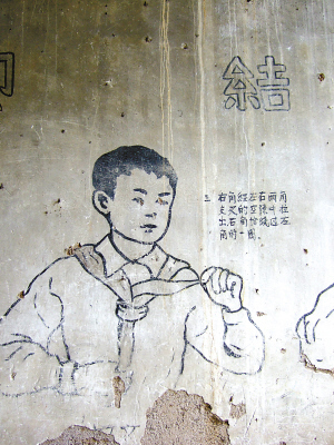 六一儿童节要到了 你还记不记得怎样系红领巾