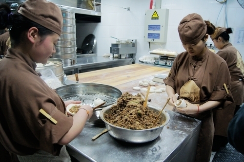 陶然居推出透明厨房 食客视频监控做菜过程