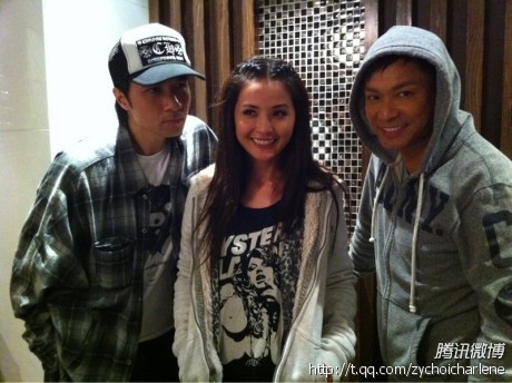 新闻】【110523】 蔡卓妍微博 晒扮酷照--+ 蔡卓 