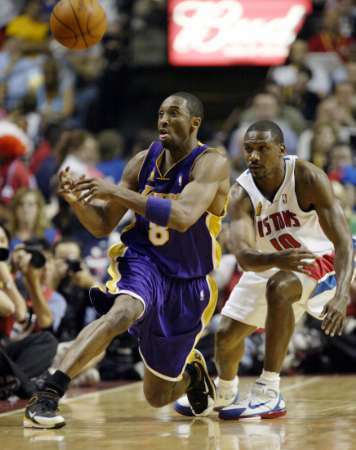 巨星痛苦时刻回顾:科比04年受挫 皇帝负绿军