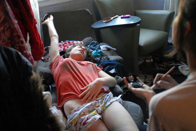 <em>组图</em>:揭露美国90后女学生的随性私密生活照_大