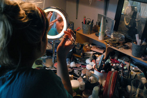 组图:揭露美国90后女学生的随性私密生活照