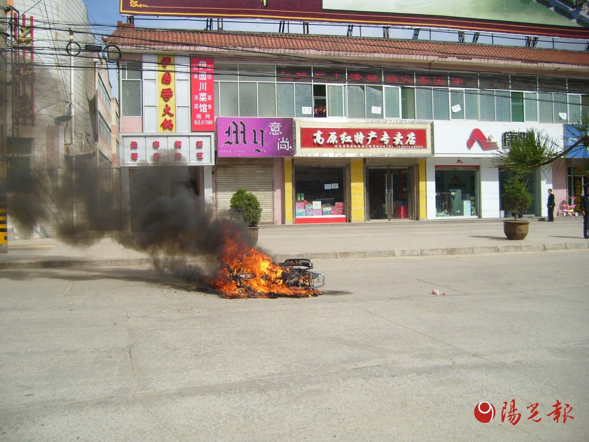 铜川宜君县政府门口摩托车离奇燃烧 疑被纵火