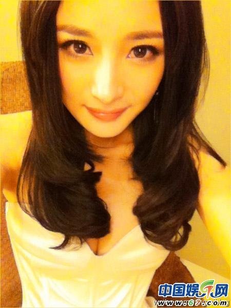 组图:杨幂微博自贴床照 举止轻佻调戏冯绍峰