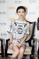 组图:张韶涵黑色短裙亮相 <em>景甜</em>露背装显清新_