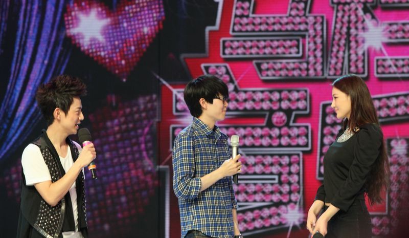 张馨予 快乐大本营 对视方大同 谢娜撮合玩亲亲