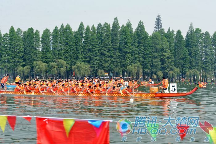 2011武汉端午文化节开幕 万余游客东湖观龙舟