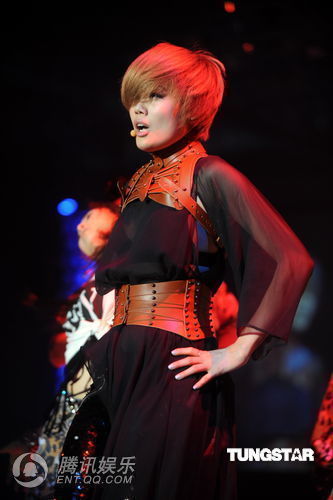 组图:容祖儿透视装演出秀身材 郑融负伤劲舞