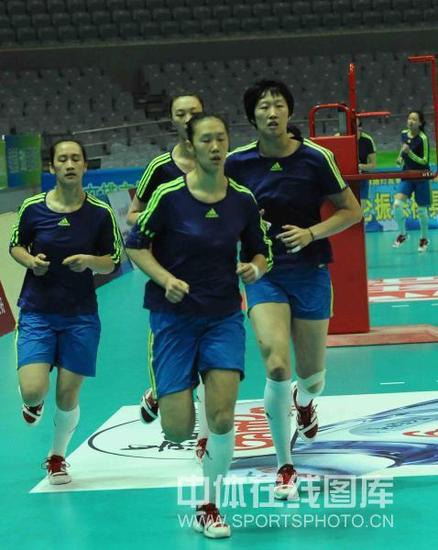 组图:<em>中国女排</em>转战北仑 <em>俞觉敏</em>带队训练备战_