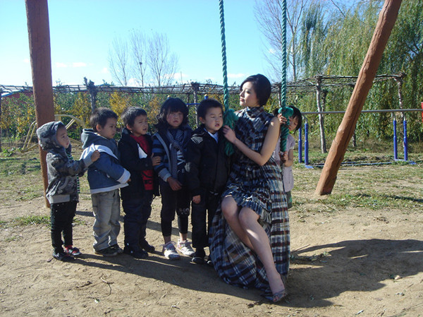 刘飞儿走进太阳村拍公益写真 与孤儿共庆六一