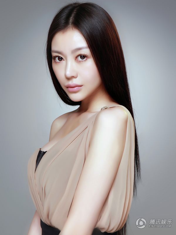高清:巩新亮显优雅魅力 一改往日形象变知性女