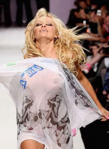 电影节上女<em>明星走红毯</em>尴尬瞬间曝光 _腾讯大秦