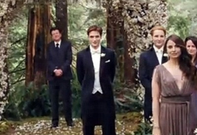 《暮光之城4上》婚礼戏曝光 吸血鬼变羞涩男