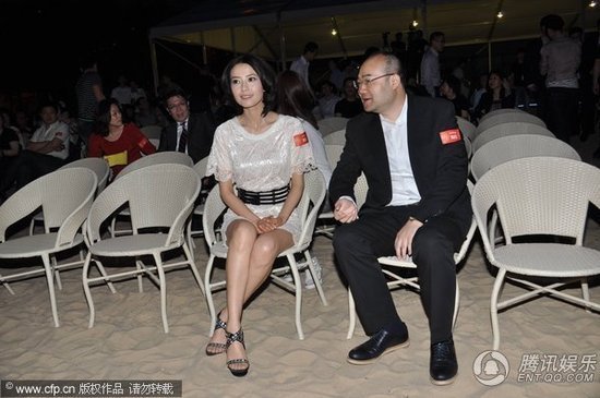 高圆圆穿<em>蕾丝</em>裙与老总挽手热聊