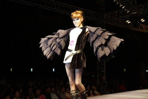 华中农业大学楚天学院举办服装作品动态展(图