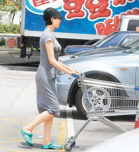 组图:蔡少芬产后母女首曝光  张楚儿 白白胖胖_