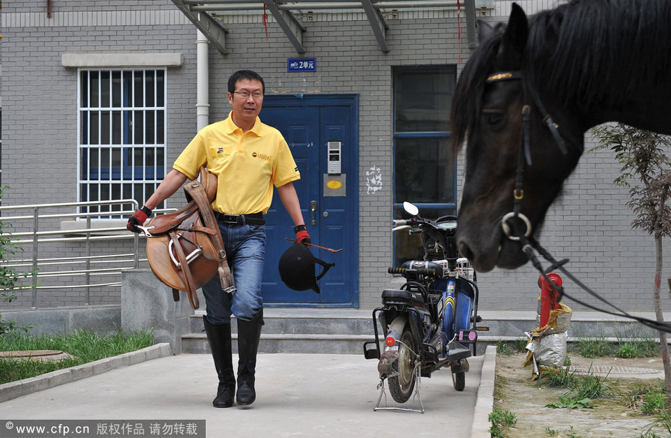 【交友论坛】高清:陕西老板与女秘书<em>骑马</em>上班