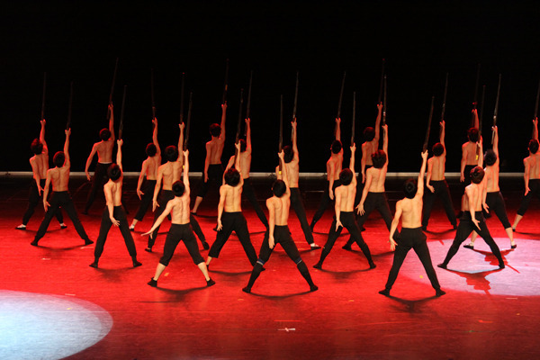 何事忠观看舞剧《邹容》联排 赞其为舞台剧精