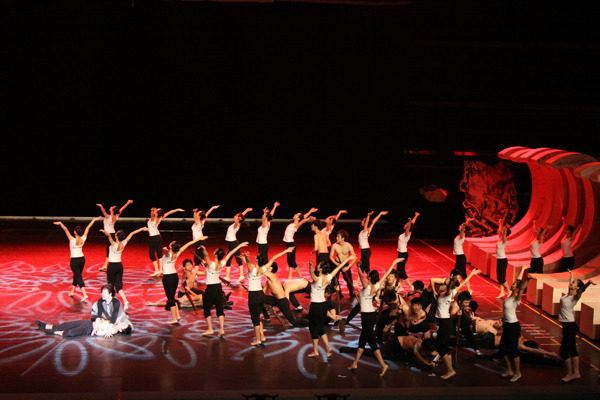 何事忠观看舞剧《邹容》联排 赞其为舞台剧精