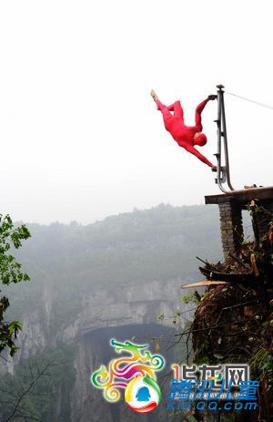 世界平衡大师悬崖练习 一条安全绳引发争议