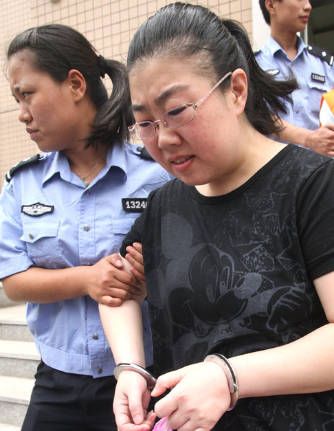 6月9日,法警押解被告人王亚丽走出法庭.新华社发 丁立新摄