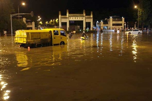 湖北咸宁遭受暴雨袭击 致18人死亡100多人受