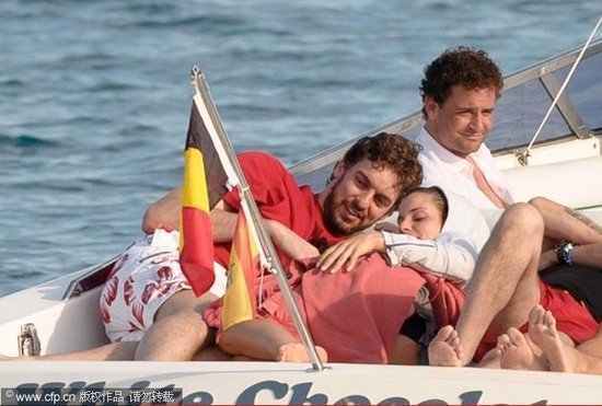 组图:<em>加索尔</em>携<em>女友</em>玩激情游艇 粉碎<em>出轨</em>传闻 -