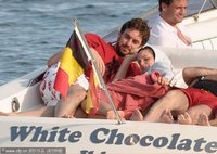 组图:<em>加索尔</em>携<em>女友</em>玩激情游艇 粉碎<em>出轨</em>传闻 -