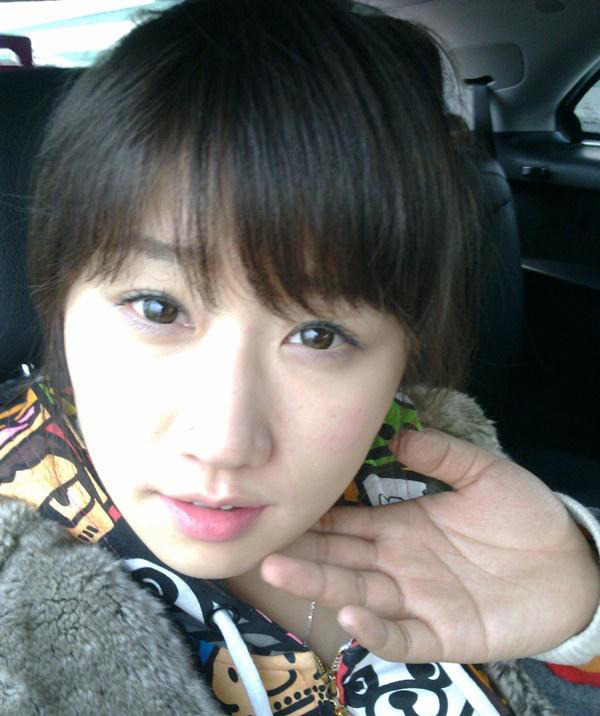 组图:杜海涛漂亮女友私房照 学生气质十足