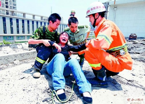 高温下女子楼顶痛哭欲跳楼 消防员将其解救