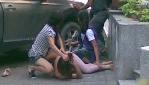 当众被<em>扒光衣服</em>