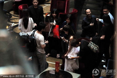 Angelababy穿礼服众人服侍 玩手机与黄晓明传