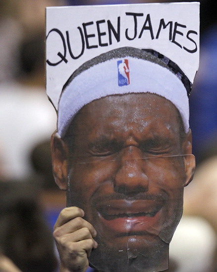 球迷恶搞詹姆斯:讥讽四步郎 皇帝仅是流浪汉