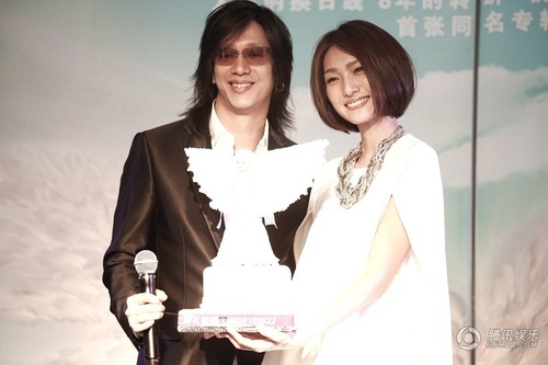 组图:纪文惠新专辑北京发布 齐秦辛晓琪送祝福