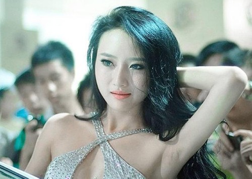 胸大不等于美 看看那些<em>美胸</em>车模_腾讯大秦网