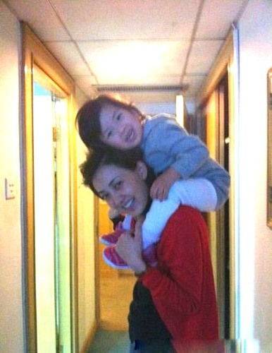 <em>牛莉</em>3岁可爱女儿生活照曝光 眼睛酷似妈妈(图
