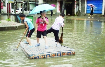暴雨昨日侵袭 武汉变水上乐园之创意篇(图) _新