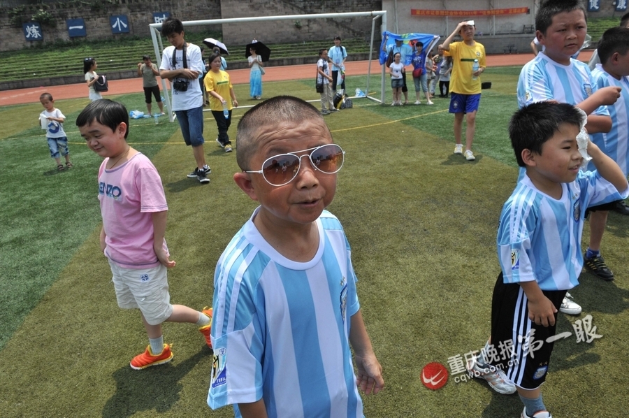 高清:重庆上演矮人足球赛