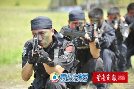 新招闪电突击队员积极训练即将入警