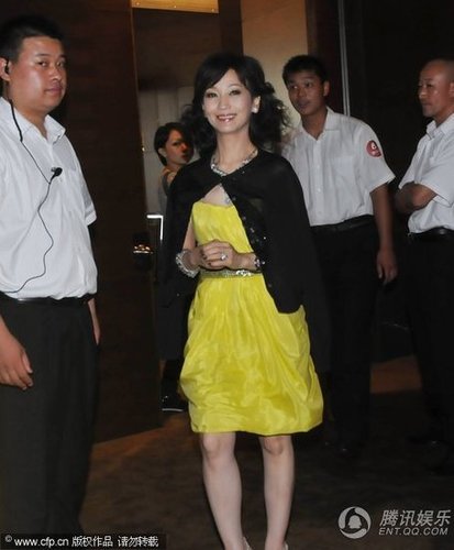 组图:赵雅芝戴珠宝内地走穴 大秀白皙美腿