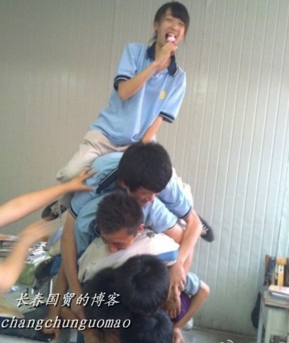 组图:周冬雨素颜生活照曝光 骑同学身上打闹_