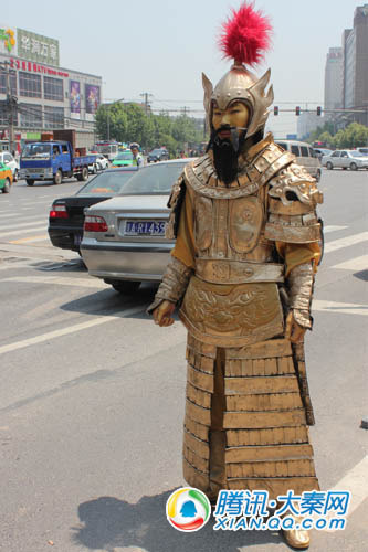 交警冒酷暑保路畅通 赵公明正财神送款款清凉