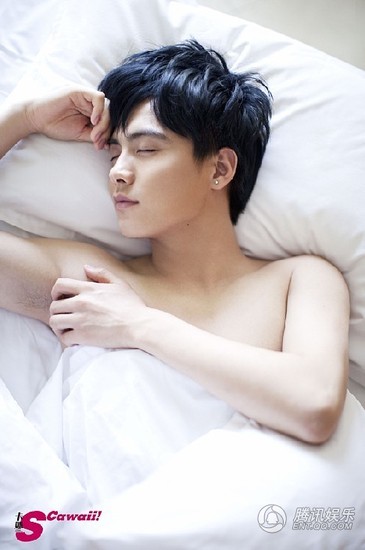 组图:马天宇赤身演绎居家风 自嘲感情双面性