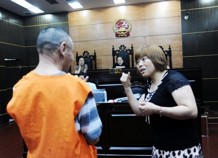 组图：聋哑人受审 法庭请来手语“翻译官”